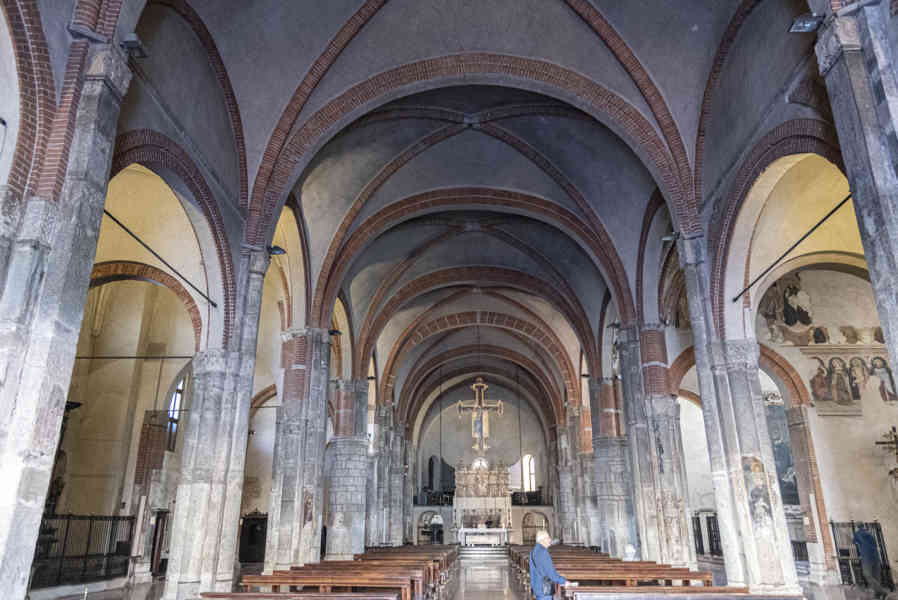 Italia - Milán 140 - basílica de San Eustorgio.jpg